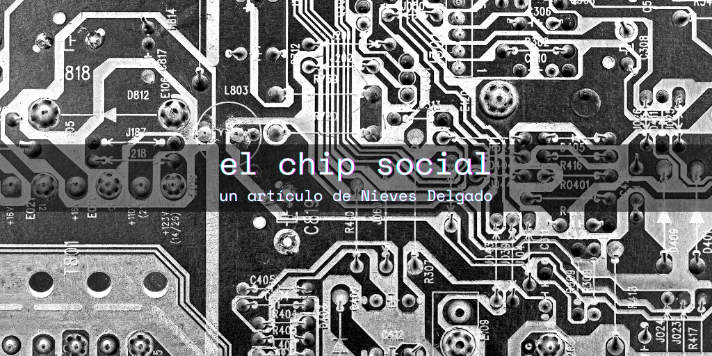 Es un chip de ordenador visto desde arriba, en blanco y negro, con el título del artículo y el nombre de la autora