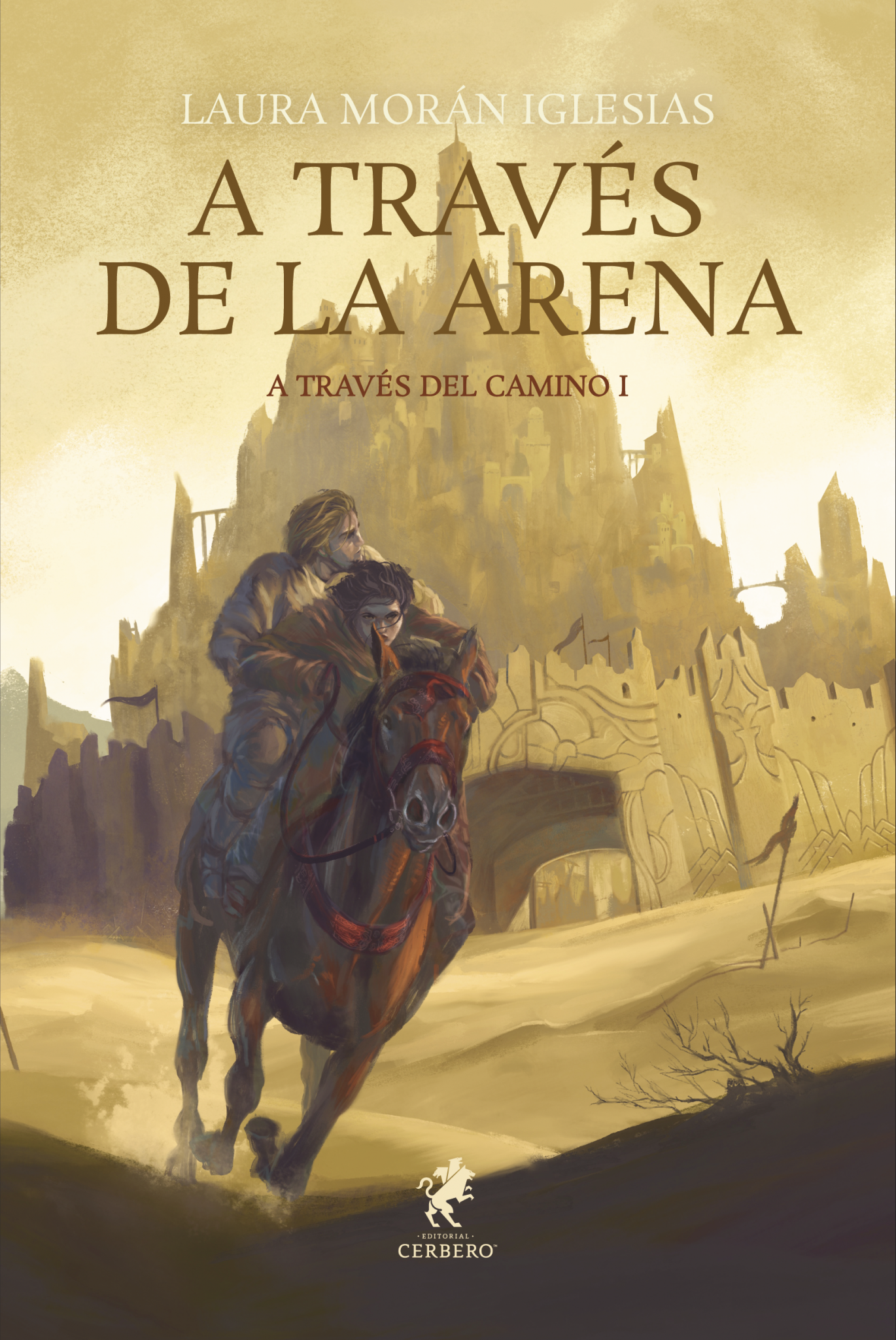 Ilustración de cubierta que brilla con la luz de un mundo antiguo. Una atmósfera de ocres, dorados y arenas encendidas envuelve la escena, como si el sol hubiese detenido el tiempo en el instante preciso en que la esperanza y el peligro se cruzan. En el corazón del paisaje se alza una ciudad imposible: una fortaleza colosal de torres, murallas y puentes suspendidos que emerge de la arena como una montaña esculpida por la voluntad de corazones inmunes al desaliento. Sus formas se difuminan entre el polvo y la luz, otorgándole la apariencia de un espejismo, la de un lugar tan legendario como inalcanzable. En primer plano, un caballo galopa con la fuerza de quien solo conoce el idioma del viento. Sobre él viajan dos figuras abrazadas al mismo destino: la que guía, mantiene la mirada fija en el horizonte, decidida y alerta; la otra encuentra refugio tras su espalda, aferrándose con la confianza y el temor propios de un viaje sin retorno. El polvo que levantan sus cascos parece borrar las huellas a su paso, como si el desierto reclamara el secreto de quienes lo atraviesan. Todo la composición transmite movimiento, urgencia y grandeza. La inmensidad de la ciudad empequeñece a los viajeros, pero también engrandece su valor. Cada piedra, cada bandera desgastada por el viento y cada sombra proyectada sobre las dunas evocan una historia de reinos olvidados, de fronteras disputadas y de promesas aún por cumplir. No es solo una carrera hacia una civilización perdida; es la imagen de dos almas cabalgando contra el tiempo, convencidas de que, a través de la arena, aún es posible encontrar un lugar al que poder llamar hogar.