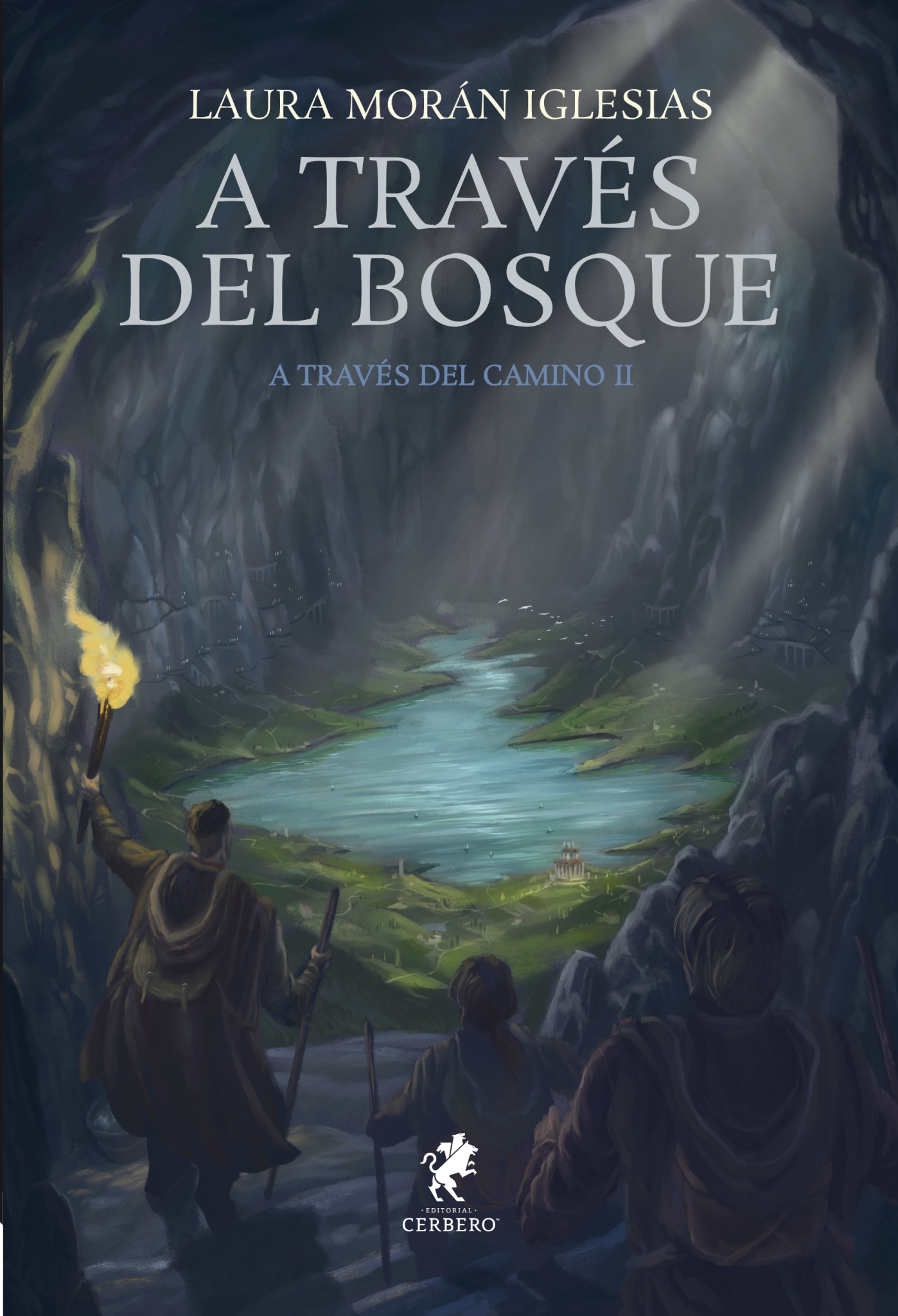 Ilustración de cubierta que se mueve entre las sombras de la piedra viva y los verdes de un bosque escondido. La escena se contempla desde el interior de una inmensa caverna, cuyas paredes de roca, altas y silenciosas, abrazan un valle oculto que parece haber permanecido intacto desde el origen del mundo. Desde una abertura en la bóveda, un haz de luz desciende como una bendición, rasgando las sombras y revelando un paisaje de una serenidad casi sagrada. En el centro del valle, un lago de aguas turquesas refleja la claridad del cielo invisible, serpenteando entre praderas verdes que contrastan con la severidad de la piedra. A lo lejos, algo que podría ser un pequeño templo blanco descansa junto a la orilla, diminuto y luminoso, como el corazón de un lugar olvidado por el tiempo. Las laderas están salpicadas de construcciones excavadas en la roca, apenas insinuadas entre la penumbra, vestigios de una civilización que aprendió a convivir con la montaña en lugar de desafiarla. En primer plano, tres viajeros contemplan el espectáculo desde la entrada de la gruta. Sus figuras permanecen en sombra, convertidas en testigos de una revelación. Uno de ellos alza una antorcha cuya llama cálida lucha contra la inmensidad del vacío, mientras los otros observan en silencio, conscientes de que algunos paisajes no se descubren: se merecen. La escalera de piedra por la que descienden sugiere que cada peldaño es una renuncia al mundo conocido y un paso hacia lo extraordinario. La oscuridad que mece la escena no inspira temor, sino respeto; su hermana gemela, la luz, no deslumbra, sino que guía. Es la imagen de un secreto que ha esperado siglos para ser encontrado, un refugio escondido donde la naturaleza, la memoria y la esperanza convergen en un mismo lugar. Más que una llegada, la portada representa ese instante irrepetible en el que el viajero comprende que el verdadero destino no era el camino, sino la capacidad de maravillarse al final de él, más allá del bosque.