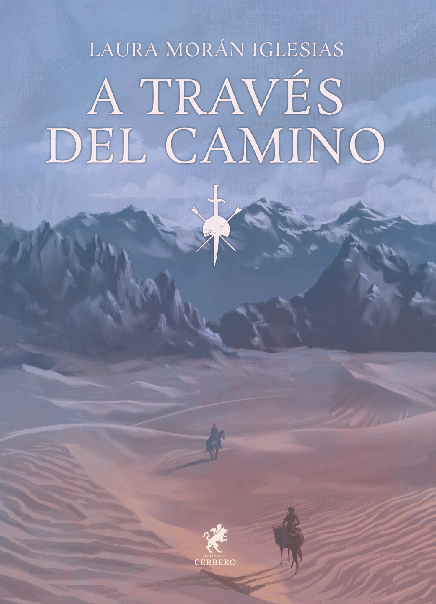 Ilustración de cubierta que se abre como un umbral entre la tierra y el sueño. Un cielo de azules velados, cubierto por nubes suaves que parecen pintadas con el aliento del alba, se despliega sobre una cordillera de montañas oscuras cuyas cumbres, coronadas de nieve, se elevan con la solemnidad de antiguos guardianes. Bajo ese horizonte inmenso, ominoso, el paisaje se transforma en un océano de dunas ondulantes, teñidas de rosas, malvas y arenas doradas. La luz acaricia cada relieve con delicadeza, dibujando sombras largas que convierten el desierto en un lugar de silencio, memoria y misterio. Dos jinetes avanzan separados por la inmensidad, diminutos frente a la vastedad del mundo, como si cada uno recorriera no solo un camino físico, sino también el territorio invisible de sus propias decisiones. La composición respira calma y grandeza. El contraste entre la aspereza de las montañas y la suavidad de las dunas sugiere un viaje donde la fortaleza y la vulnerabilidad conviven, mientras la paleta fría y empolvada envuelve la escena en una atmósfera casi etérea. Más que una portada, es una invitación: la promesa de que, al otro lado del camino, cada paso puede convertirse en una revelación.