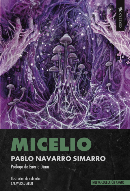 Ilustración de cubierta que abre una escena en mitad de alguna parte, suspendida en un momento natural que recuerda a cuando la tierra aún soñaba con su propia oscuridad. Todo en ella está sumergido en una gama de violetas, púrpuras, lilas y negros azulados, como si el color hubiese sido extraído del interior de una amatista fracturada o del corazón húmedo de una madrugada solemne. En el centro de la composición emerge un racimo de hongos que actúa como el eje silencioso de toda la escena. No son simples cuerpos fructíferos: parece una congregación, una familia mineral nacida de la penumbra. Los sombreros, redondeados y perlados, son acariciados por una luz tenue que los hace parecer de porcelana, mientras los tallos, largos y delgados, ascienden con la delicadeza de dedos que buscaran la superficie. Algunos crecen erguidos; otros se inclinan apenas, como si escucharan un secreto que circula bajo el suelo.Pero la verdadera protagonista noes esa colonia visible, sino aquello que la sostiene. El micelio, convertido aquí en una red de raíces blancas, serpentea bajo los hongos formando una maraña de fibras que recuerda simultáneamente a un sistema nervioso, a venas iluminadas y a una constelación enterrada. No parece materia vegetal, sino luz solidificada. Cada filamento se enlaza con el siguiente hasta construir una arquitectura orgánica que transmite la sensación de que toda la imagen está conectada por una inteligencia silenciosa. Sobre esta profundidad púrpura flotan decenas de puntos blancos, dispersos con aparente azar. Son pequeñas explosiones de luz que pueden interpretarse como esporas suspendidas en el aire, polvo cósmico, nieve o estrellas diminutas. Su presencia convierte el espacio en algo ambiguo: ya no sabemos si contemplamos el suelo de un bosque húmedo o una galaxia microscópica. La escena oscila constantemente entre lo infinitamente pequeño y lo inmensamente grande. Cuando nos retiramos un poco, vemos, además, que toda esta escena podría estar aconteciendo en la caja torácica abierta de un ser humano, que sostiene los pliegues de su carne abierta con unas manos que casi otorgan al todo la sensación de premura del desnudarse de un amante impaciente.